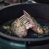 Big Green Egg Lammkrone mit Kräuterkruste